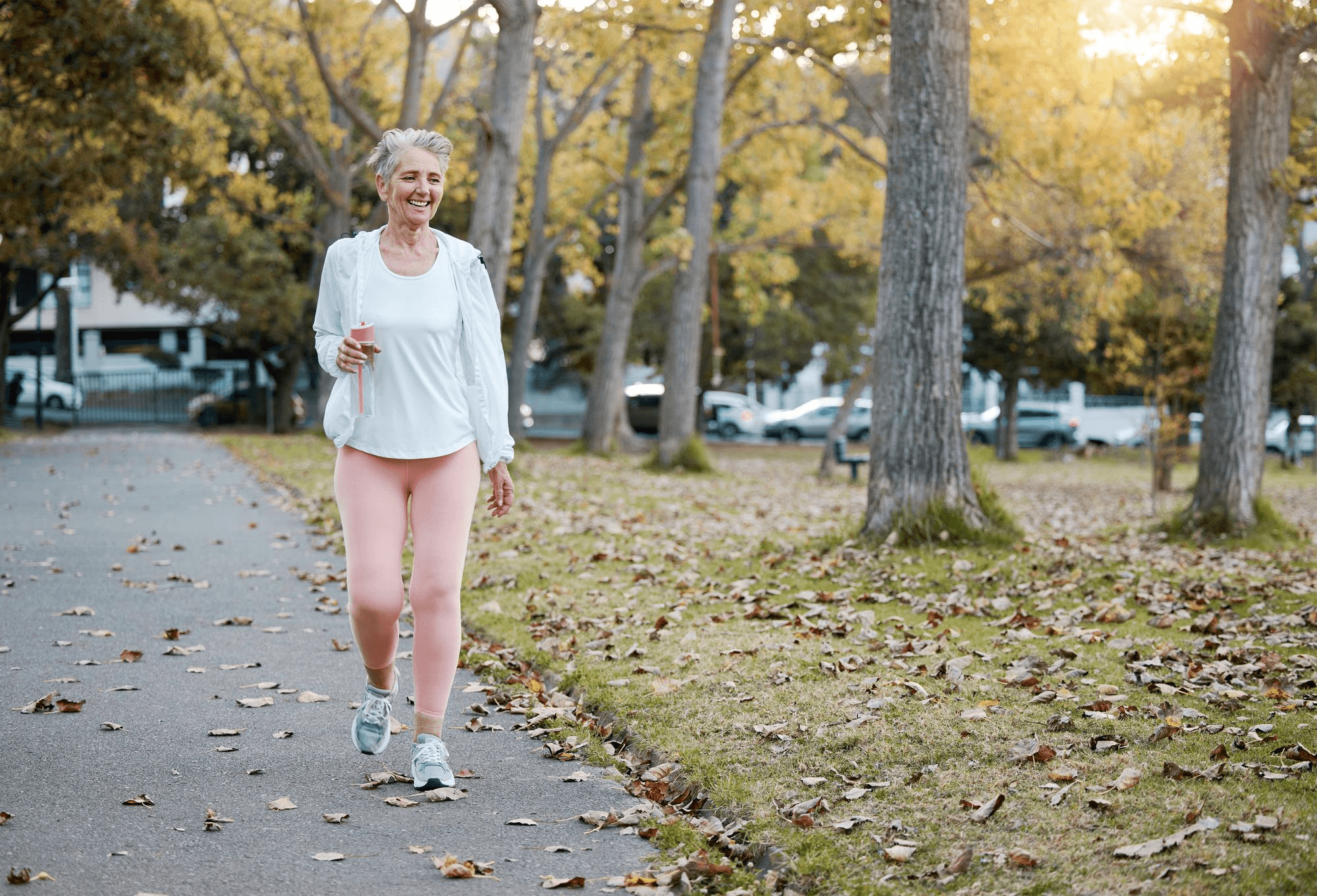 Adulta mayor caminando, activa y saludable gracias a gestión preventiva