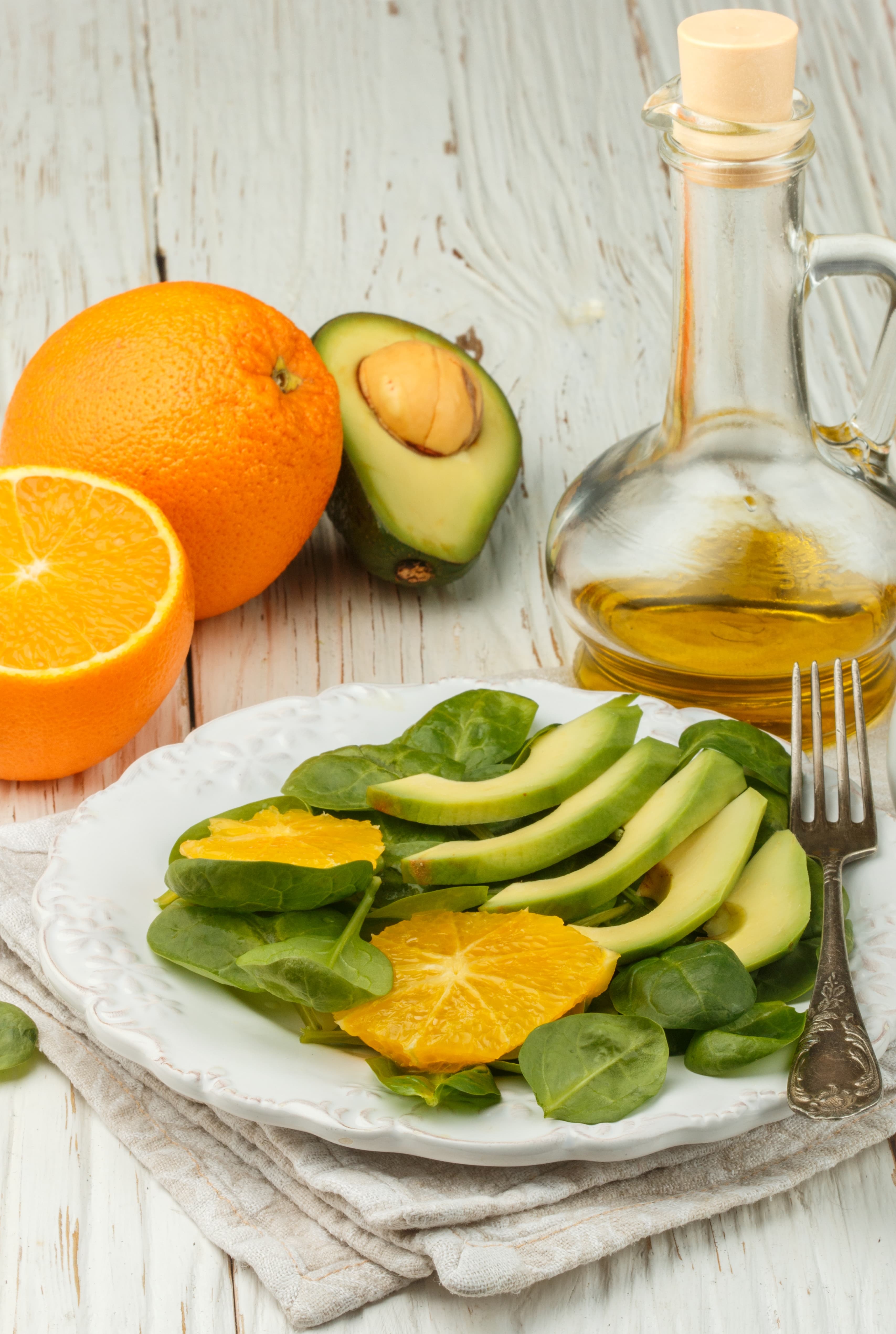 Ensalada orgánica de palta y espinaca, alimentación saludable